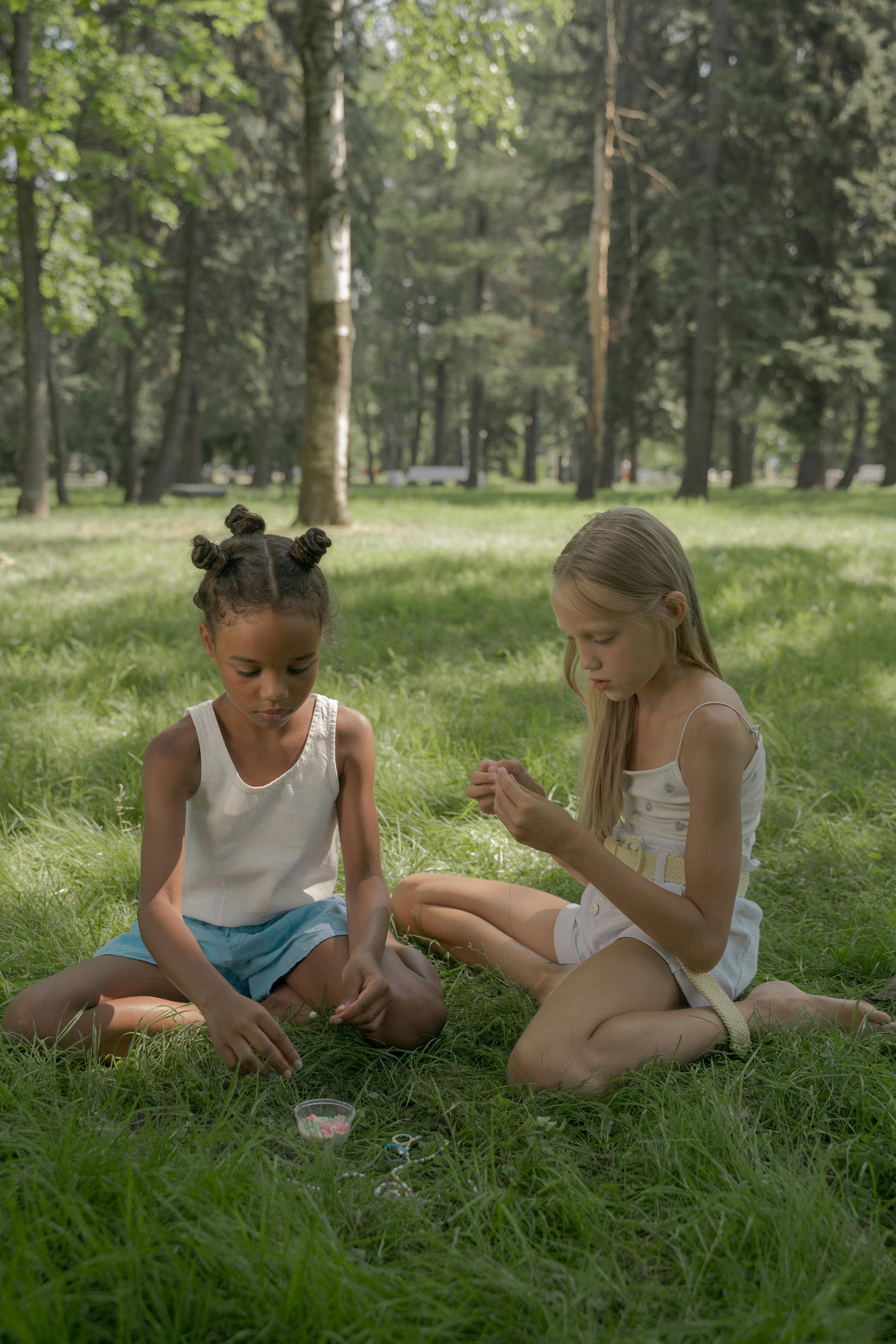 影视更新海报图：舞台与灯光氛围